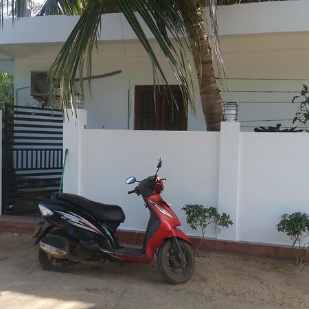 Surf Reef Beach Trincomalee Exterior foto