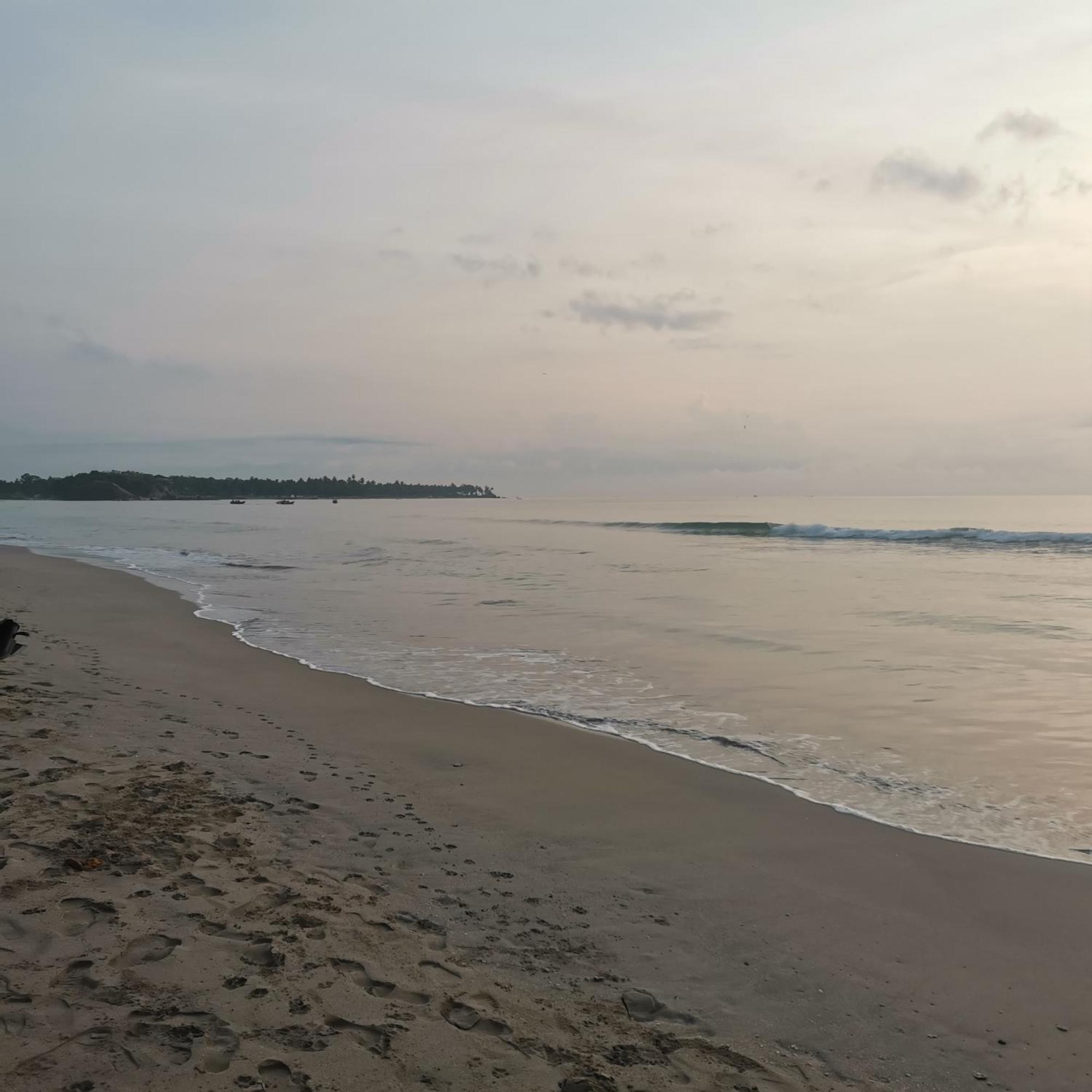 Surf Reef Beach Trincomalee Exterior foto